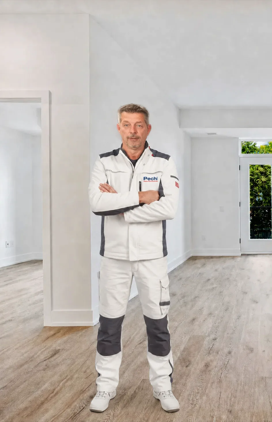Malermeister von Maler Pech in Arbeitskleidung in einem leeren, renovierten Raum